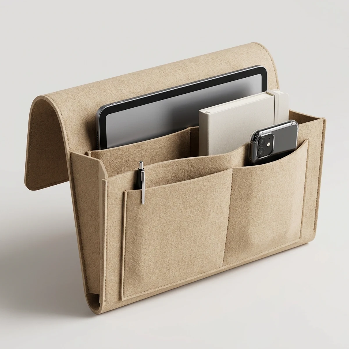 Organizador beige con bolsillos para libro, celular y gafas, y bolsillo lateral para botella