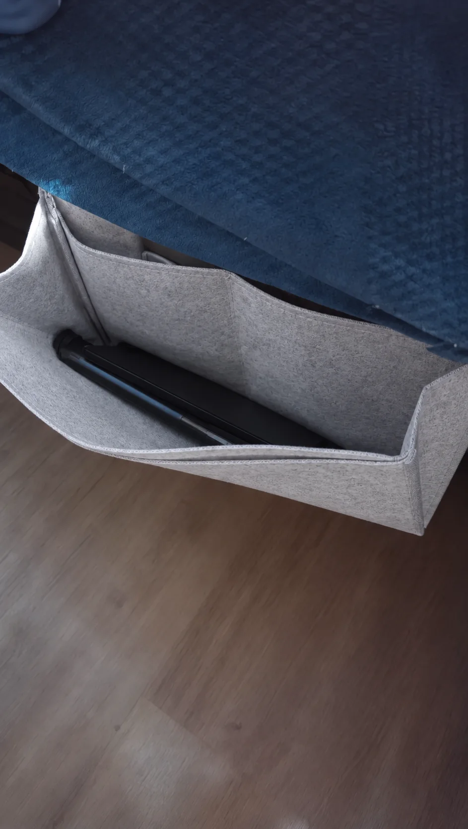 Organizador bajo el colchón con una tablet guardada en el bolsillo
