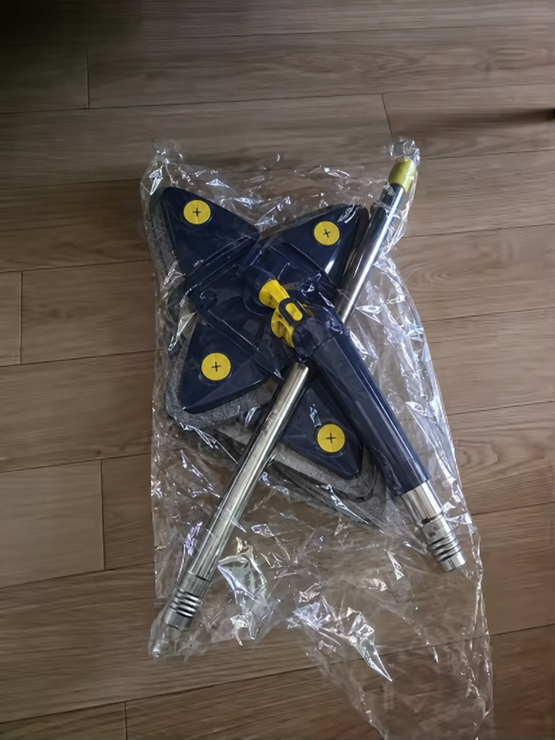 Trapero triangular 360° desarmado en su bolsa, con cabezal de 4 puntas y tubos del mango